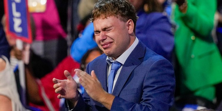 Gus Walz rasplakao, dijeli emotivni trenutak s ocem Timom tijekom DNC govora: ‘To je moj tata’