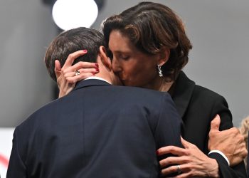 STRASTVENI ZAGRLJAJ Tko je kontroverzna ministrica koja se bacila u naručje Macronu? | NACIONAL.HR