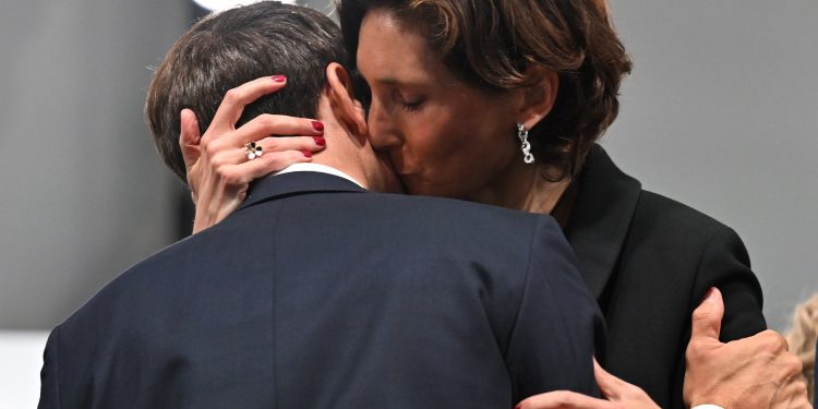 STRASTVENI ZAGRLJAJ Tko je kontroverzna ministrica koja se bacila u naručje Macronu? | NACIONAL.HR