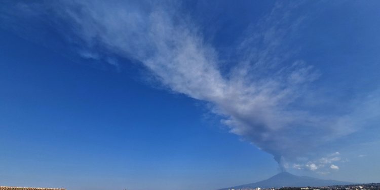 ERUMPIRALA ETNA Ulice Catanije prekrivene pepelom, zatvorena zračna luka | NACIONAL.HR