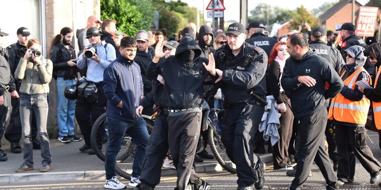NEREDI U BRITANIJI Uhićeno više od tisuću osoba, među njima 11-godišnjak i 13-godišnja djevojčica | NACIONAL.HR