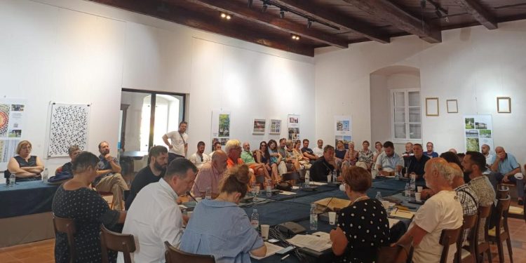 HVAR Tko je bio sudržan oko toga da građani govore na sjednici?