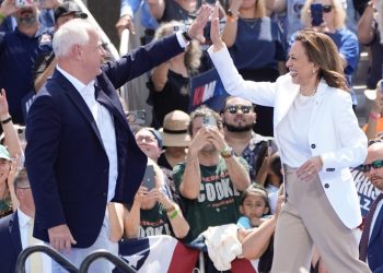 Harris i Walz razmjenjuju vatre s Trumpovim protukandidatom Vanceom na dvobojima u borbi u državi Blue Wall