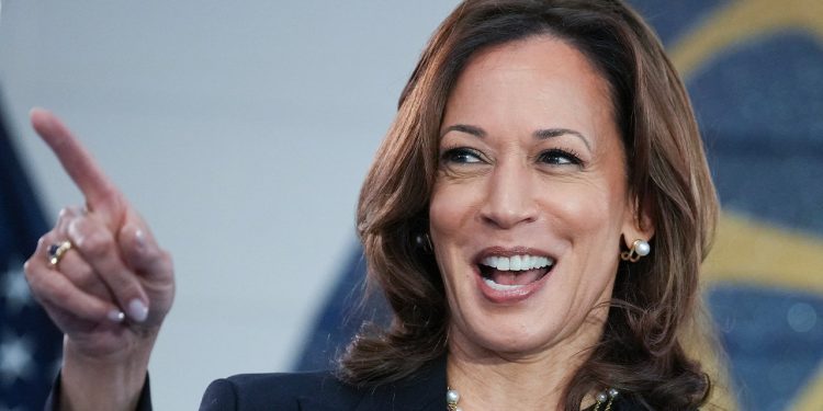 Harris izbjegava napade flip-flopa dok bezlični surogati prelaze na ključne pozicije: ‘Igranje politike’