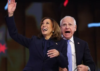 Harris se pripremio za prvi intervju u kampanji dok se kritičari bune protiv navodnog nedostatka sadržaja, sijela