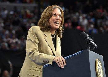 Harris vodi pred Trumpom u ključnim državama – anketa — RT World News