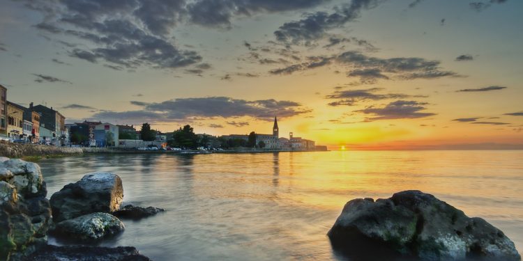 Hrvatski turistički biser pogodila teška nevolja: Turisti izbjegavaju plaže, ovo niste nikad vidjeli