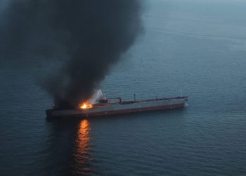 Hutiji izvršili uspješan napad na tanker. Posada se bila primorana evakuirati, brod pluta