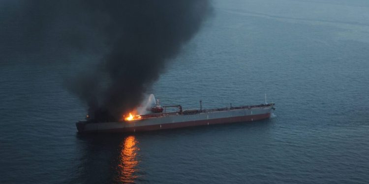 Hutiji izvršili uspješan napad na tanker. Posada se bila primorana evakuirati, brod pluta