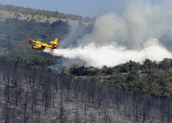 I dalje gori kod Knina: U gašenje se uključilo pet protupožarnih aviona, stigla i vojska
