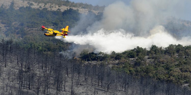 I dalje gori kod Knina: U gašenje se uključilo pet protupožarnih aviona, stigla i vojska