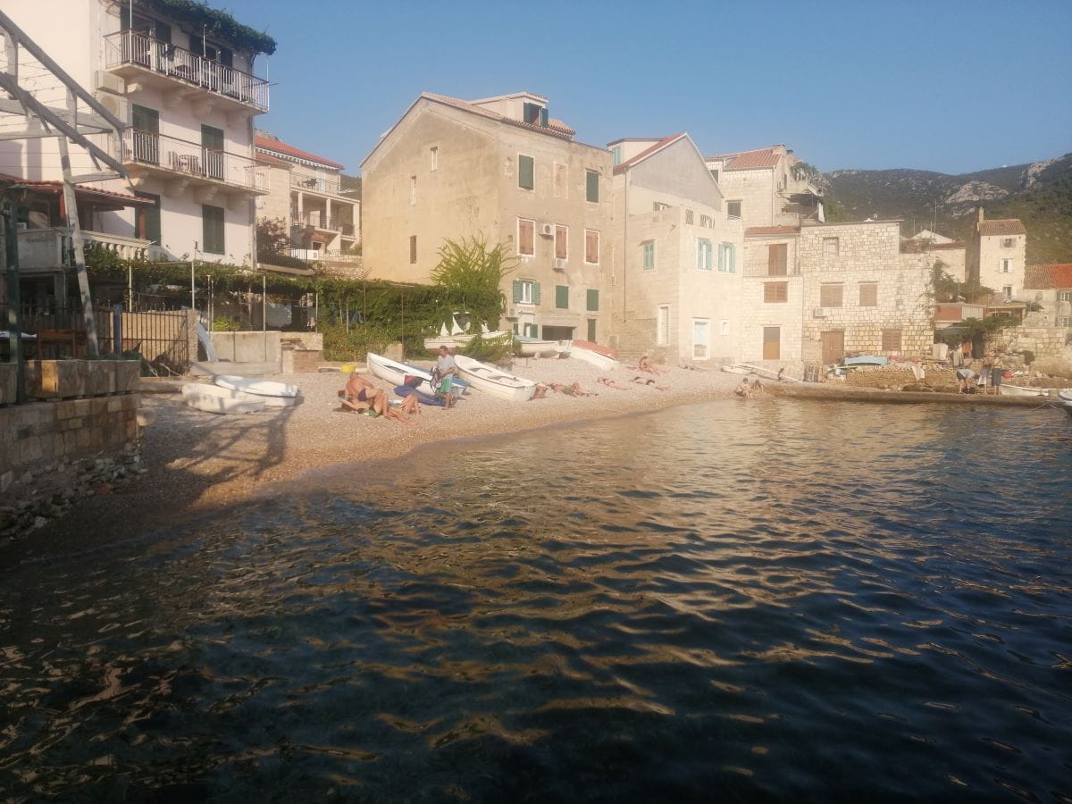 OVAKO TO RADE U KOMIŽI Ma kakvi šugamani, oni svoj komad pomorskog dobra zaposjednu - batelom ili pasarom