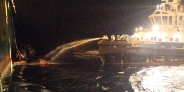 INCIDENT U OMIŠLJU Kajacima blokirali spajanje LNG tankera na Krku