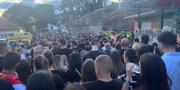 ‘INVAZIJA’ NA STADION Pjeva se ‘otvori Marija vrata’