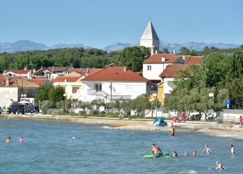 ISTRAŽILI SMO Masovne gastro viroze na plaži u Petrčanima, Zavod za javno zdravstvo: uzrok nije zagađeno more | NACIONAL.HR