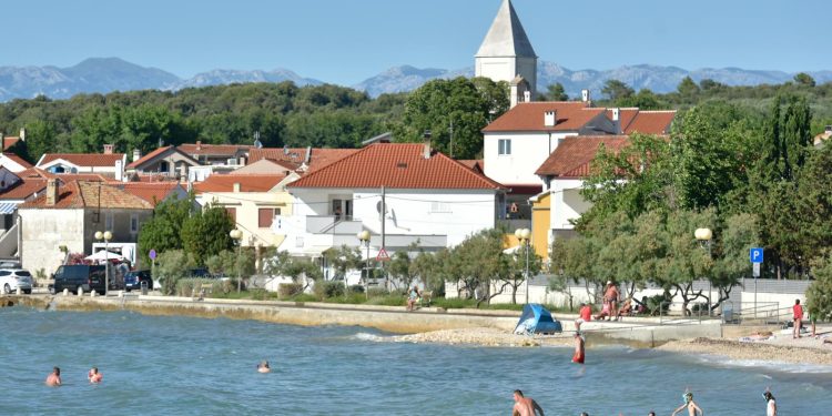 ISTRAŽILI SMO Masovne gastro viroze na plaži u Petrčanima, Zavod za javno zdravstvo: uzrok nije zagađeno more | NACIONAL.HR