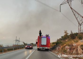 IZGORI 2024. Službeni automobili za 30 milijuna maraka, a požare neka gase vatrogasci i neopremljeni građani