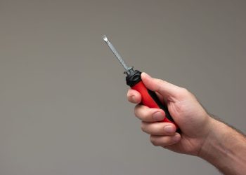 IZVADILI METALNE ŠIPKE I KACAVIDE Bračani se pomlatili zbog parkirališta i korištenja puta