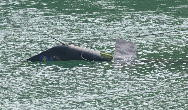 IZVLAČENJE HELIKOPTERA Zamućena voda i mulj u Jablaničkom jezeru otežavaju akciju