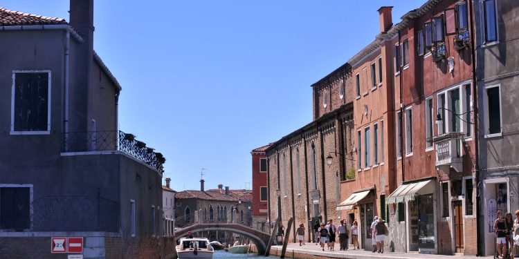 Istraživači su pronašli više od 100 antičkih staklenih predmeta tijekom ronjenja u bugarskom zaljevu Chengene Skele