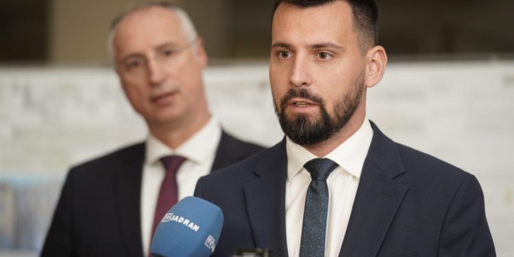 Ivošević odgovorio Rossi: “Hvarani još vam je i dobro kad vidimo kakav biser imate u Gradskom vijeću”