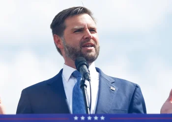 JD Vance tvrdi da Kamala Harris vodi ‘kampanju kopiranja’ tijekom zaustavljanja u velikom swing stanju