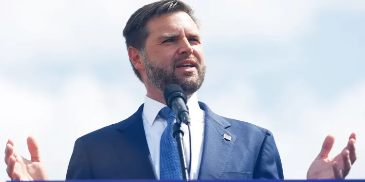 JD Vance tvrdi da Kamala Harris vodi ‘kampanju kopiranja’ tijekom zaustavljanja u velikom swing stanju