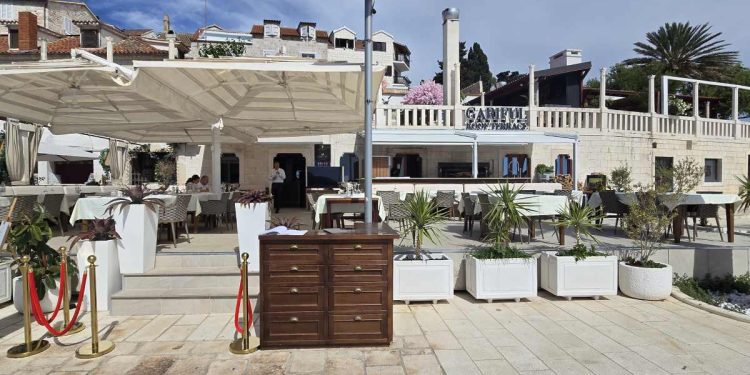 JOŠ UHIĆENJA Splitska policija prijavila još 12 osoba zbog divljaštva u hvarskom restoranu