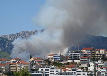 Jedan vatrogasac ozlijeđen u požaru kod Solina, zadobio je opekline