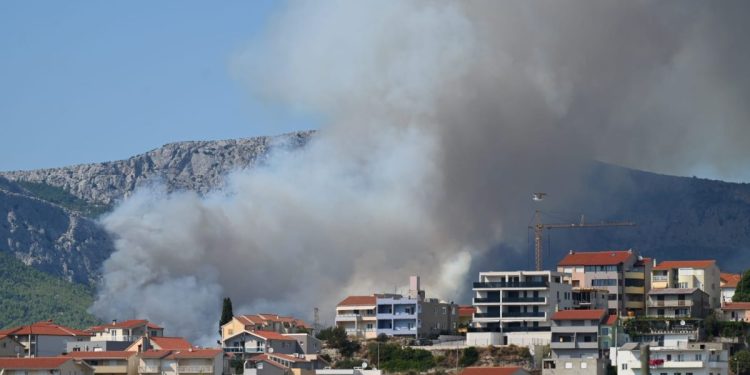 Jedan vatrogasac ozlijeđen u požaru kod Solina, zadobio je opekline