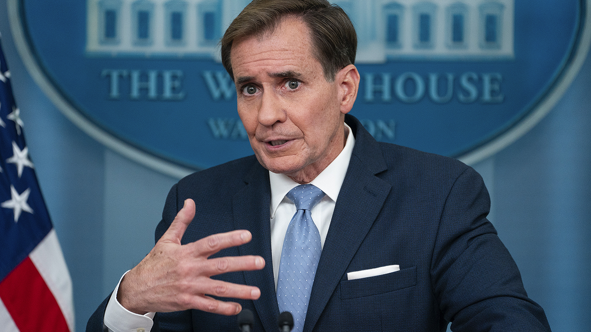 John Kirby govori na brifingu