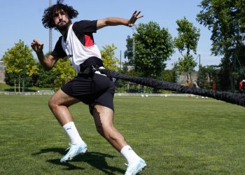 Jordan za Maignana, Jokić za Jovića, LeBron za Reijndersa, Adli ima Nba dres za sve