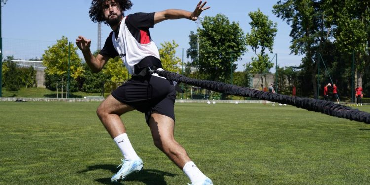 Jordan za Maignana, Jokić za Jovića, LeBron za Reijndersa, Adli ima Nba dres za sve