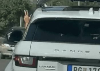 KAKVA BUDALETINA Vozio kroz Kaštela i pokazivao tri prsta u vozilu beogradskih tablica te zamalo izazvao sudar