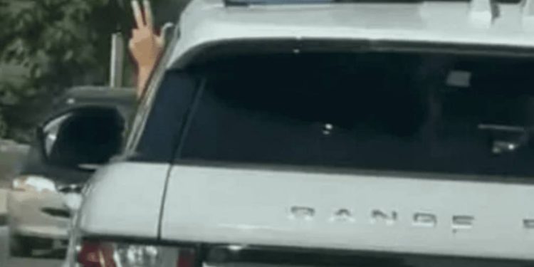 KAKVA BUDALETINA Vozio kroz Kaštela i pokazivao tri prsta u vozilu beogradskih tablica te zamalo izazvao sudar