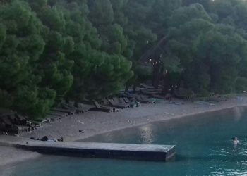 KATASTROFA U MAKARSKOJ Kršenje Zakona i besramno zauzimanje cijele plaže i okupacija ležaljkama se nastavljaju!