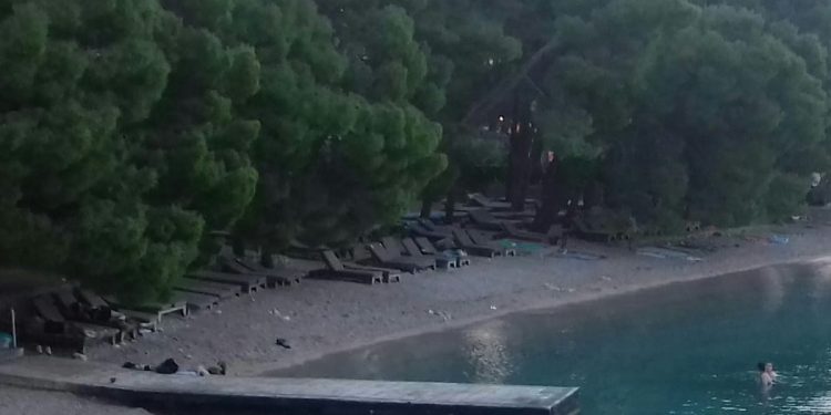 KATASTROFA U MAKARSKOJ Kršenje Zakona i besramno zauzimanje cijele plaže i okupacija ležaljkama se nastavljaju!