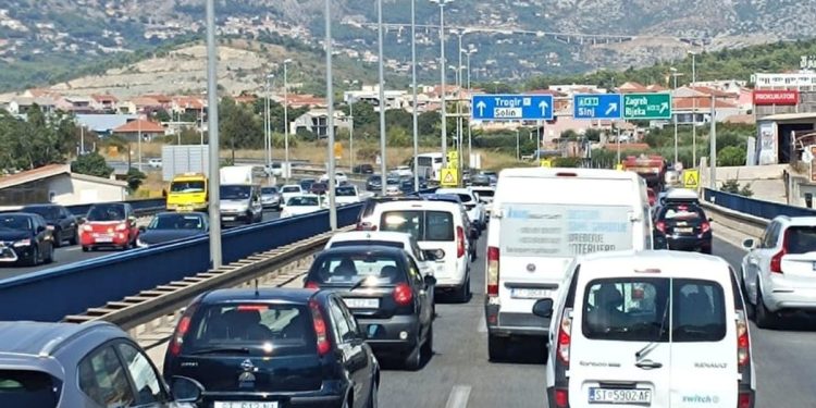 KOLONE Usporeno se vozi na prilazima Splitu, Stobreču, Makarskoj i Dubrovniku