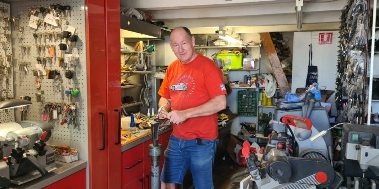 Kada ste zadnji put bili u postolara? U Splitu ih je danas svega nekoliko: ‘Kad sam počeo dnevno smo imali 40-50 pari cipela, a danas…’