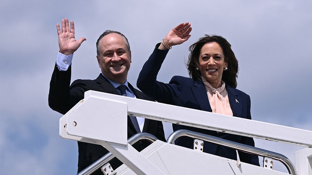 Potpredsjednica SAD-a i demokratska predsjednička kandidatkinja 2024. Kamala Harris i drugi gospodin Doug Emhoff mašu dok se ukrcavaju u Air Force Two