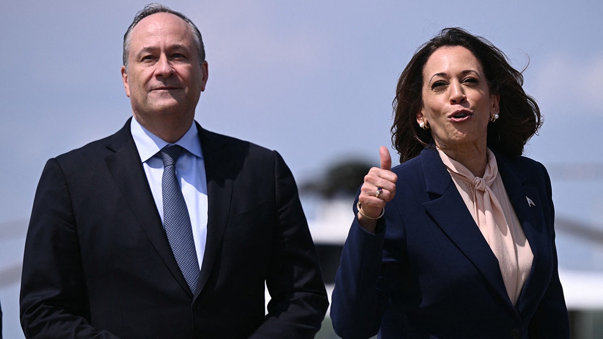 Kamala Harris, desno, sa suprugom Dougom Emhoffom, lijevo