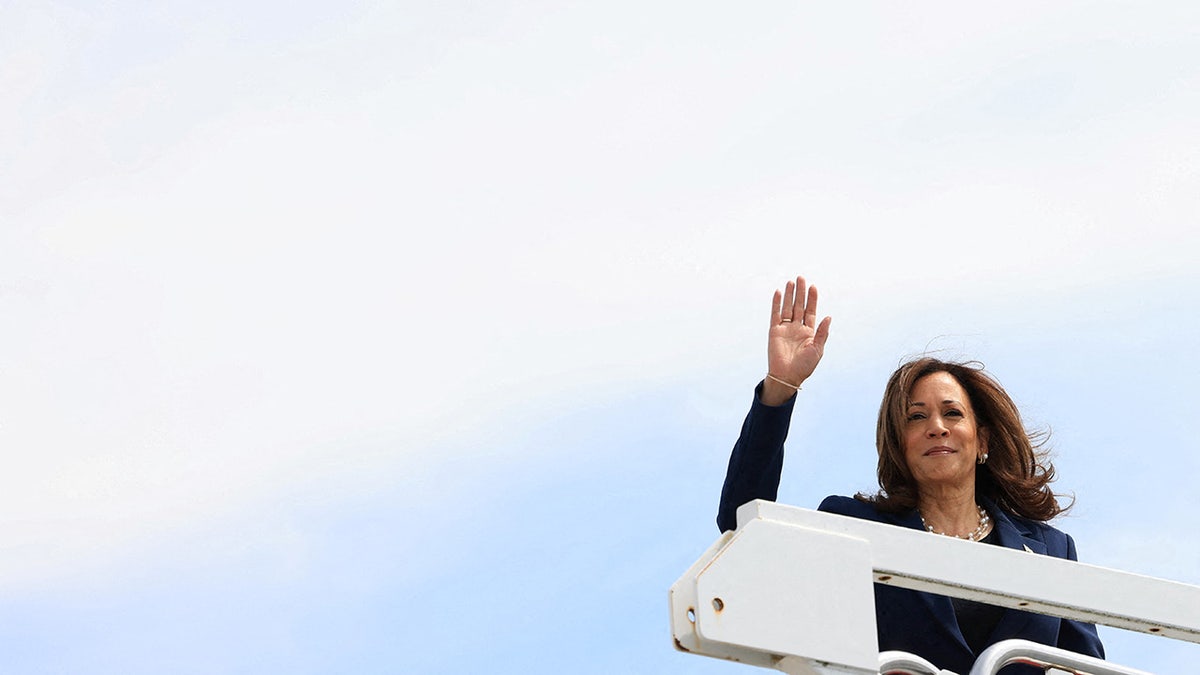 Kamala Harris iskrcava Air Force Two dok stiže u kampanju u Milwaukeeju, Wisconsin