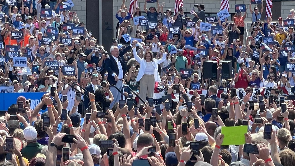 Tim Walz cilja na Trumpa i Vancea na skupu na bojnom Wisconsinu