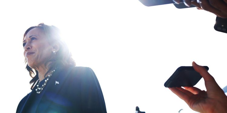 Kamala Harris prvi put razgovara s novinarima otkako je nominirana