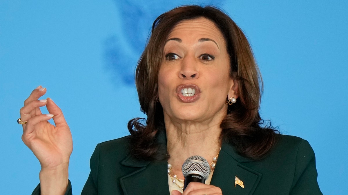 Potpredsjednica Kamala Harris govori tijekom događaja u Discovery Worldu.