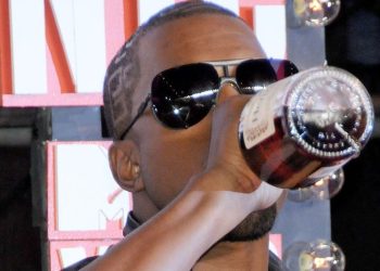 Kanye West krivi Hennessyja za antisemitski tweet — RT Entertainment