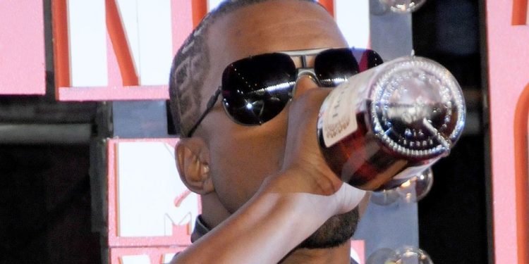 Kanye West krivi Hennessyja za antisemitski tweet — RT Entertainment