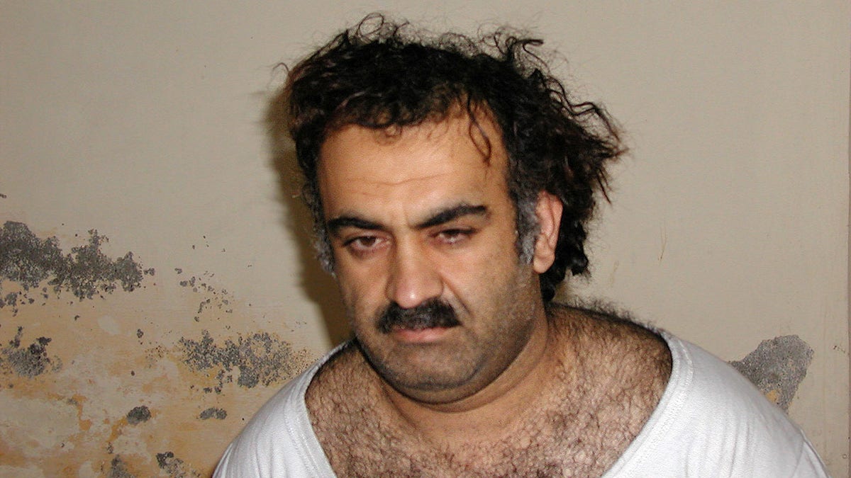 Khalid Shaikh Mohammed, navodni organizator 11. rujna, viđen je nedugo nakon što je uhvaćen tijekom racije u Pakistanu u subotu 1. ožujka 2003. na ovoj fotografiji koju je dobio Associated Press.