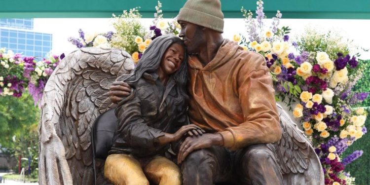 Kobe Bryant i Gigi: novi kip ispred pogona Lakersa