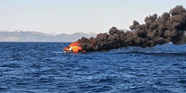 Kod Mljeta gori brod!